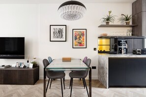 Dining - Bright Spacious Modern One Bedroom Apartment (1) (London)