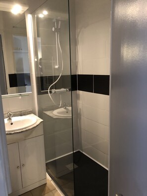 Douche, sèche-cheveux, serviettes fournies