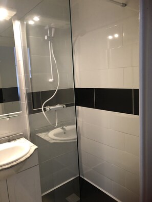 Douche, sèche-cheveux, serviettes fournies