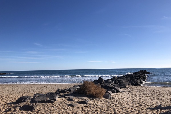 Una spiaggia nelle vicinanze