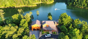 Lakefront Cabin in Paradise Landing Resort, Mountain Views, Private Dock.
