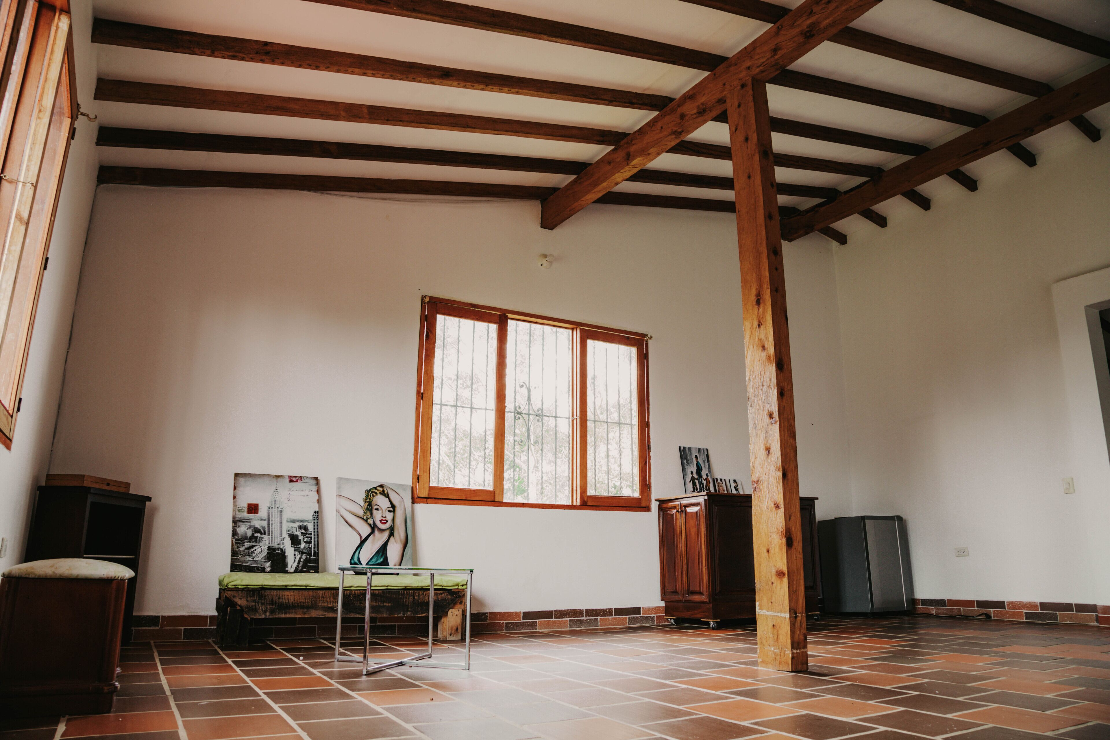 Large Country House, close to the Airport (pet friendly)