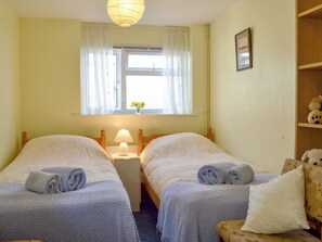 3 bedrooms, free WiFi, bed sheets - 3 bedroom accommodation in Blakeney Hill, near Lydney, Forest of Dean (Blakeney Hill, near Lydney, Forest of Dean)