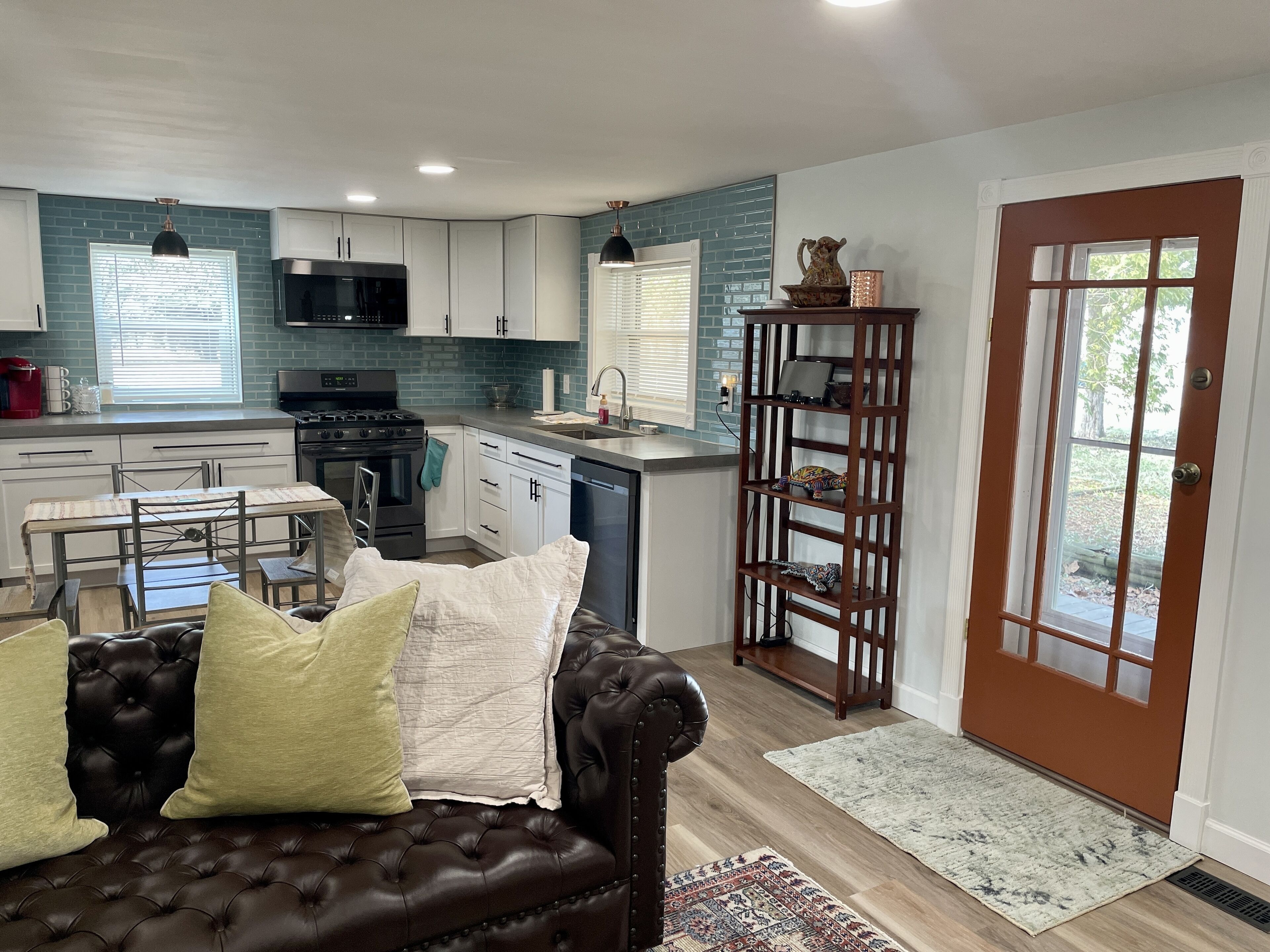 Newly remodeled, cheerful 4bd home on 3 acres!