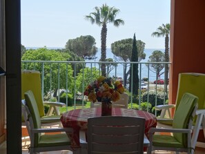 屋外ダイニングエリア