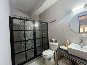 Douche, serviettes fournies, savon, shampooing