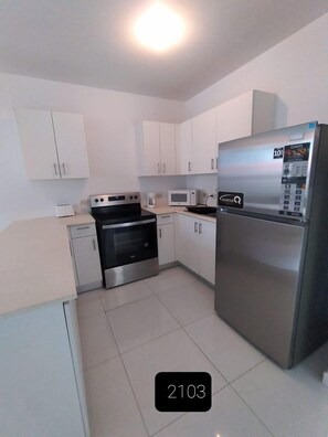 Basic Room, 2 Bedrooms | Private kitchen | Fridge, microwave, coffee/tea maker, cookware/dishes/utensils