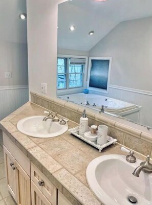 Badewanne, Whirlpool, Haartrockner, Handtücher