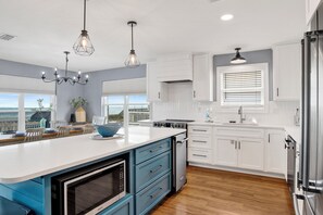 Microwave, oven, dishwasher, coffee/tea maker - Bama Breeze *Beachfront Home* (Gulf Shores)