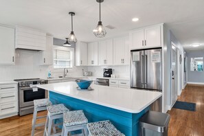 Mikrowelle, Ofen, Geschirrspüler, Wasserkocher mit Kaffee-/Teezubehör