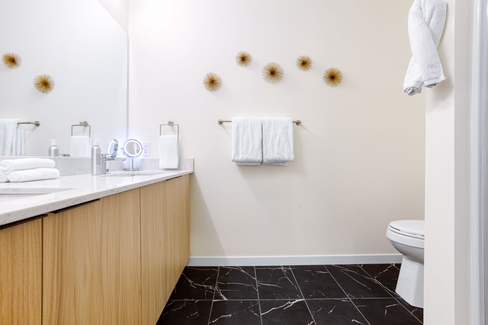 Relaxing Ambiance/King Bed & Large Patio/ 🚲rentals