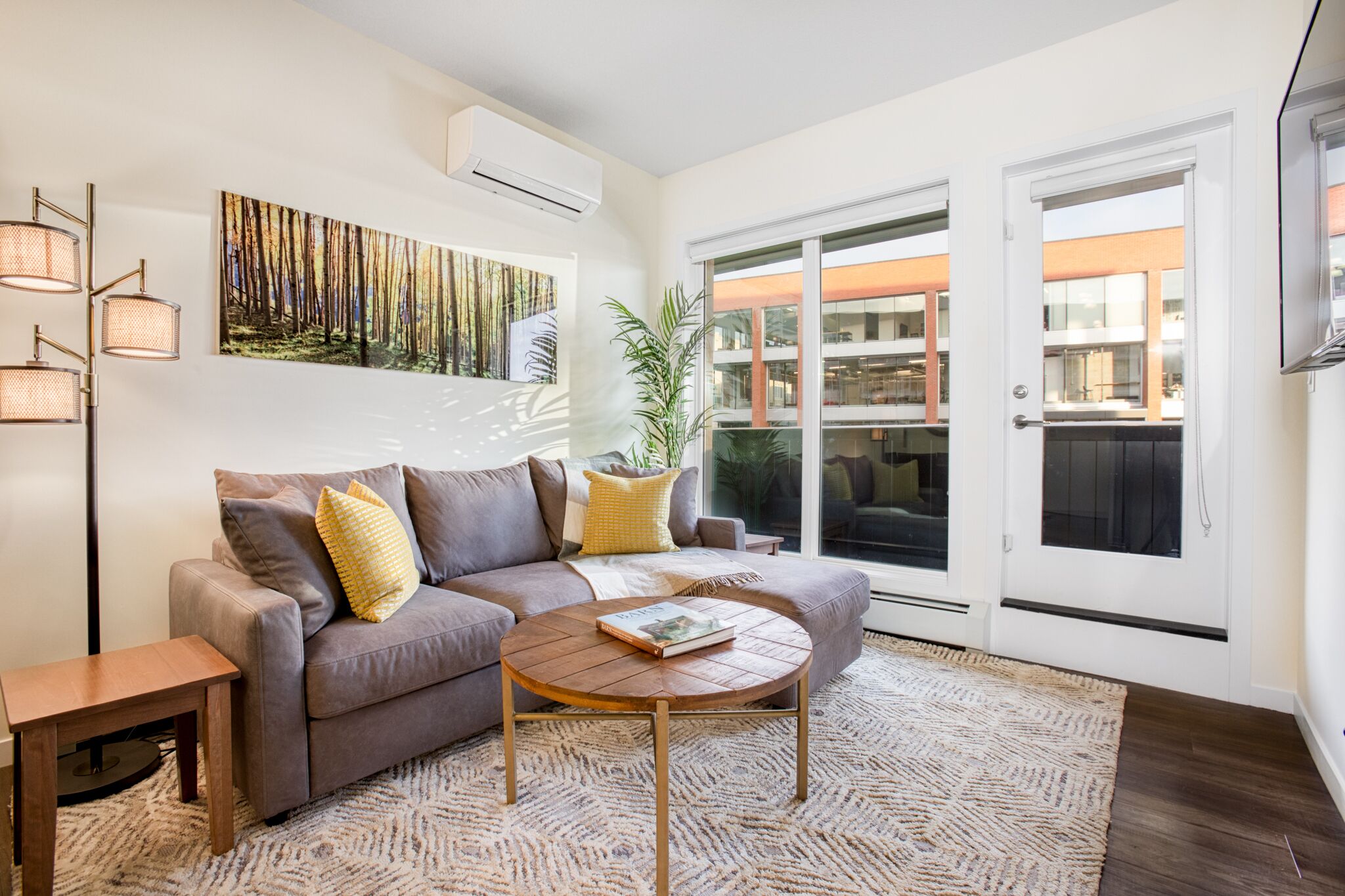 Relaxing Ambiance/King Bed & Large Patio/ 🚲rentals