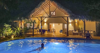 CASA BELLA - Luxury 4/5 Bed Villa w'Private Pool, 1 min walk to Playa Coson