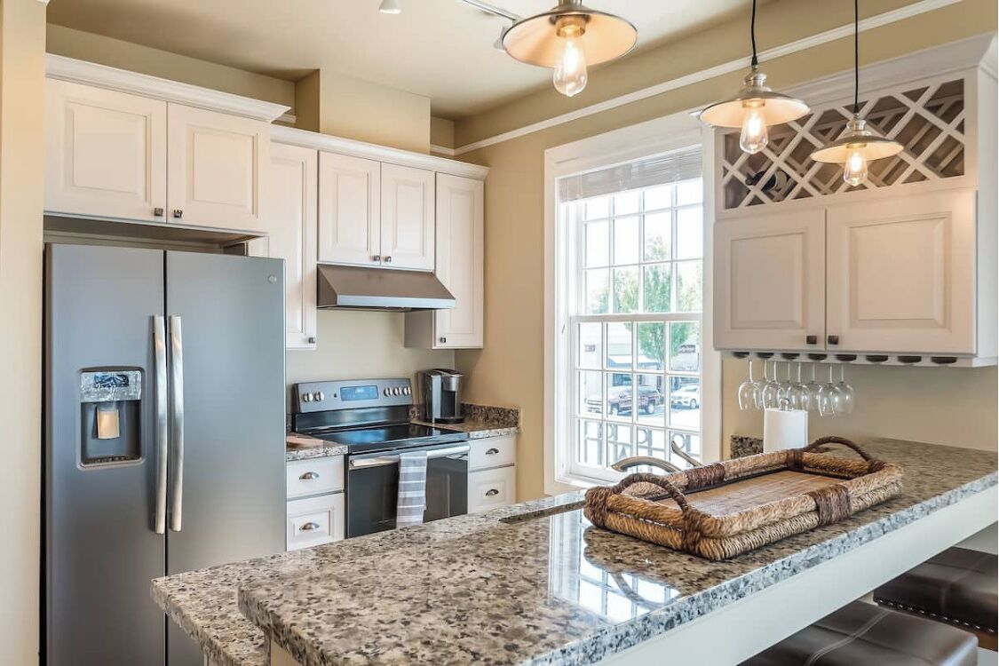 冷蔵庫、電子レンジ、オーブン、コンロ