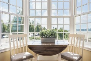 Dining - “Inn on the Harbor” Stunning sunsets, centrally located, cozy getaway! (Blaine)