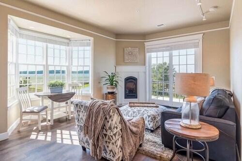 “Inn on the Harbor” Stunning sunsets, centrally located, cozy getaway!