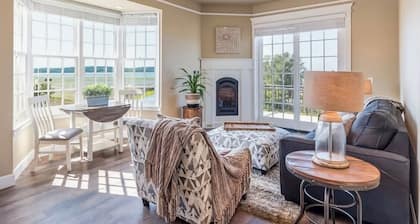 “Inn on the Harbor” Stunning sunsets, centrally located, cozy getaway!