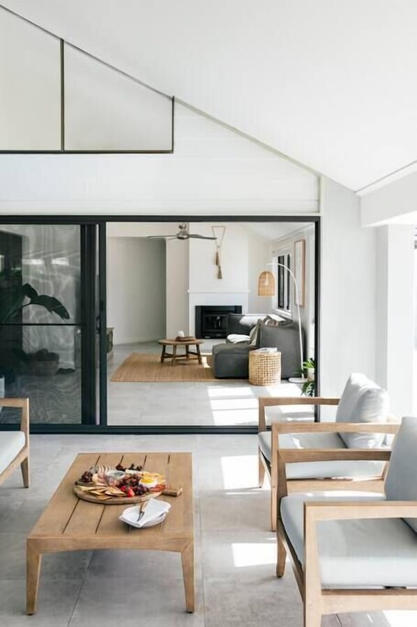 Televisión, chimenea, videojuegos y libros 