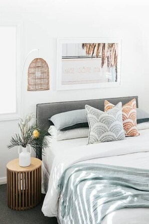 4 bedrooms, iron/ironing board, WiFi, bed sheets