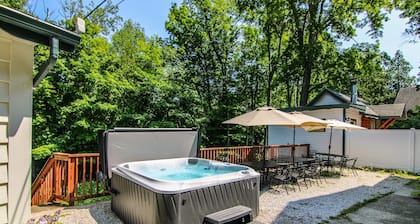 Groups! HotTub! Huge Yard! Bikes/Kayaks/Games!