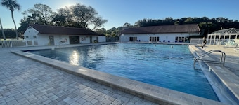 Wildwood Retreat: Oasis near the Beach & Historic. Pet-Friendly!