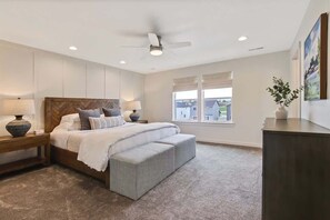 4 bedrooms, iron/ironing board, travel cot, WiFi - Luxurious 4-BR Bungalow with Office - Park Setting (Meridian)