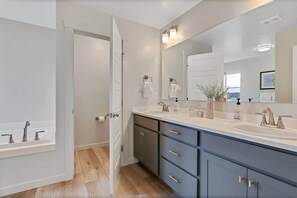 Combined shower/bathtub, hair dryer, towels - Luxurious 4-BR Bungalow with Office - Park Setting (Meridian)