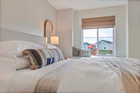 4 bedrooms, iron/ironing board, WiFi, bed sheets