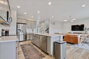 Kühlschrank, Mikrowelle, Ofen, Herdplatte