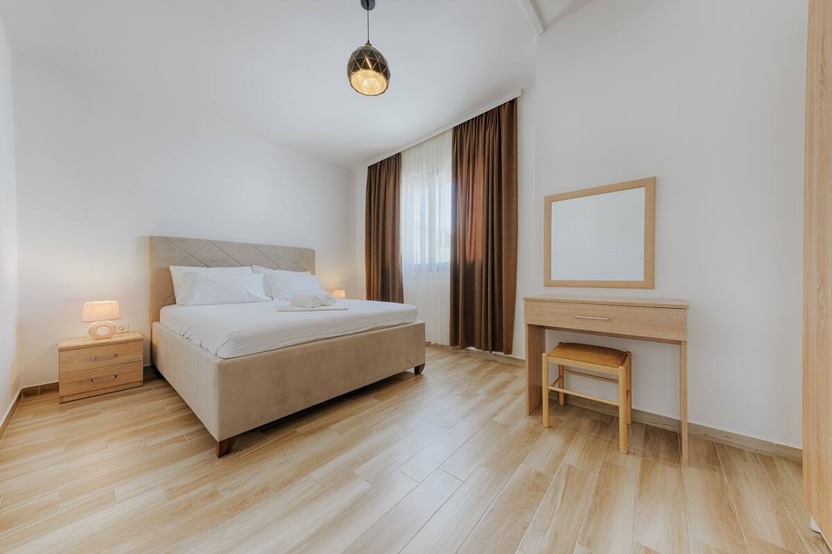 Basic Bungalow | 2 bedrooms, desk, soundproofing, cribs (free)
