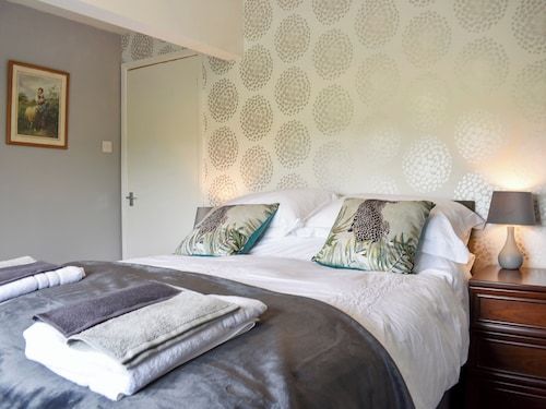 Situated in a peaceful location and ideal for a groups of couples or families.