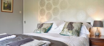 Situated in a peaceful location and ideal for a groups of couples or families.