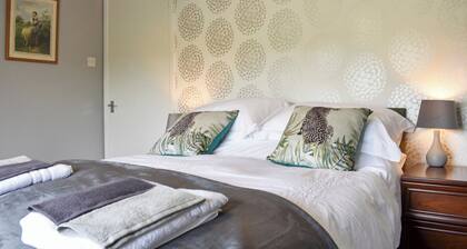 Situated in a peaceful location and ideal for a groups of couples or families.