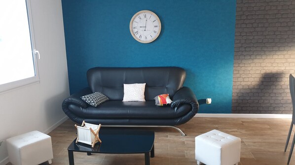 Fernseher, Tischtennisplatte, Stereoanlage