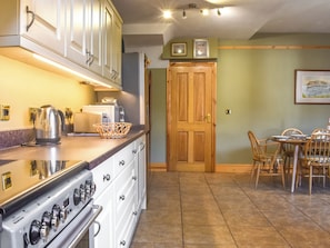 Oppvaskmaskin, høy barnestol og fryser