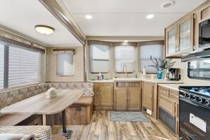 冰箱、微波炉、烤箱、炉灶