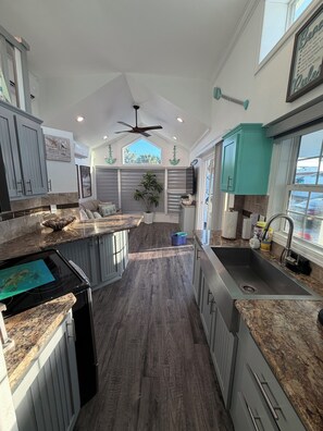 冰箱、微波炉、烤箱、炉灶