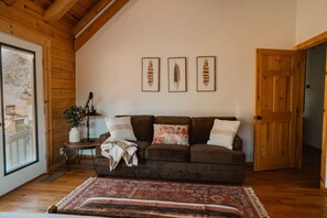 Fernseher, Kamin, Stereoanlage