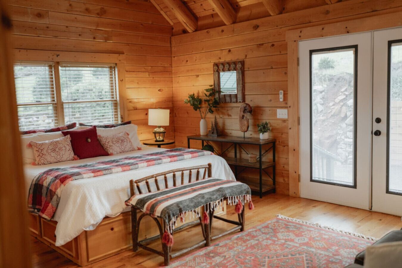 3 bedrooms, desk, iron/ironing board, travel crib