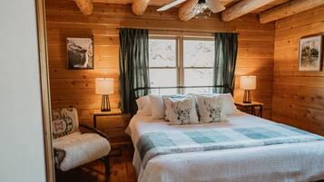 3 habitaciones, escritorio y tabla de planchar con plancha