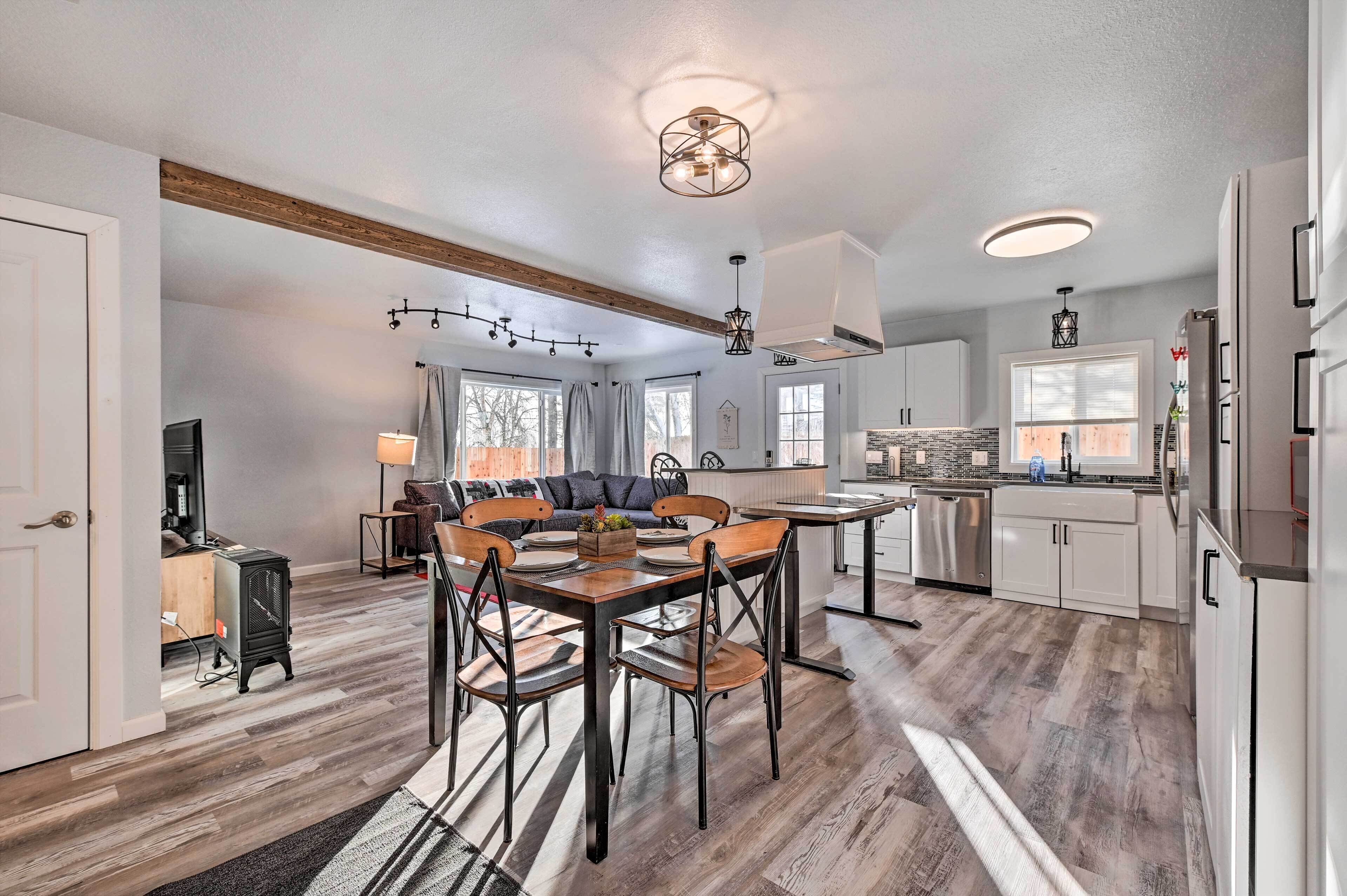 Kenai Home w/ Fireplace < 10 Mi to Big Eddy!