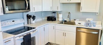 Lovely Seaside Park Getaway - Walk to Beach & Bay - Parking, Badges, BBQ