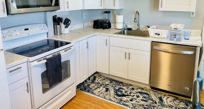 Lovely Seaside Park Getaway - Walk to Beach & Bay - Parking, Badges, BBQ