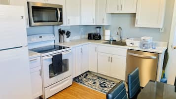 KĂŒhlschrank, Mikrowelle, Ofen, Herdplatte