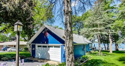 5 Bedroom Lakefront Home with Private Dock with 2 Kayaks-Sleeps 11