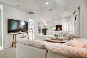 TV - Chic Getaway in Desirable South Tampa District! (Tampa)