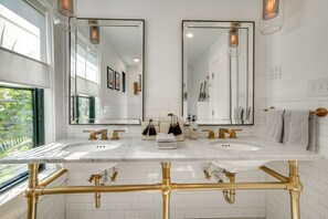 Free toiletries, hair dryer, towels - Chic Getaway in Desirable South Tampa District! (Tampa)