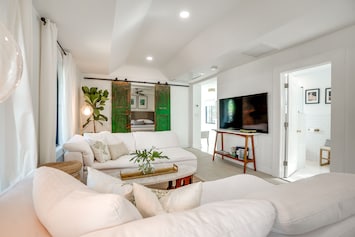 Tampa Vacation Rental | 1BR | 1BA | Stairs Required | 975 Sq Ft