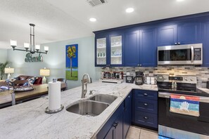 Réfrigérateur, four à micro-ondes, un four, surface de cuisson