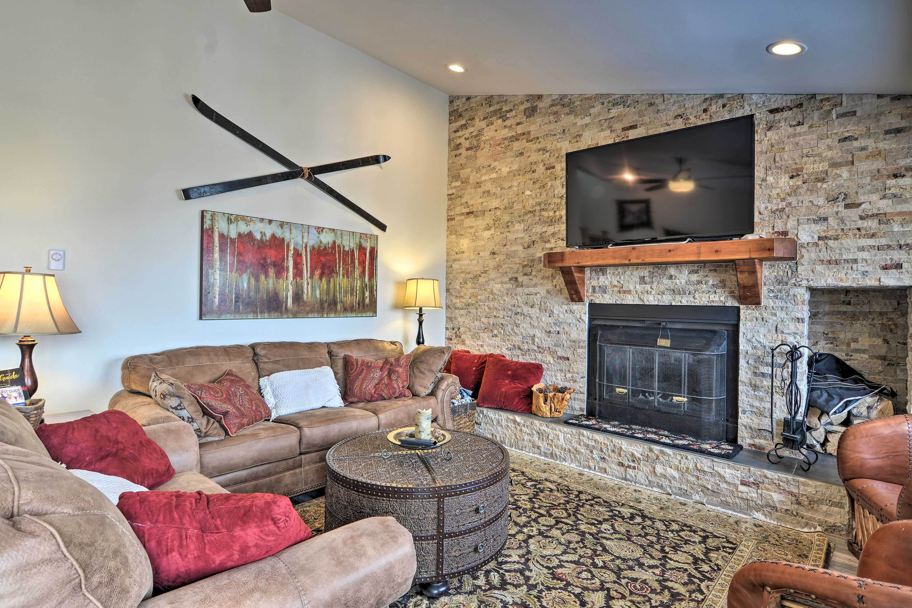 Cozy Mountain Getaway w/ Ski Shuttle Access!